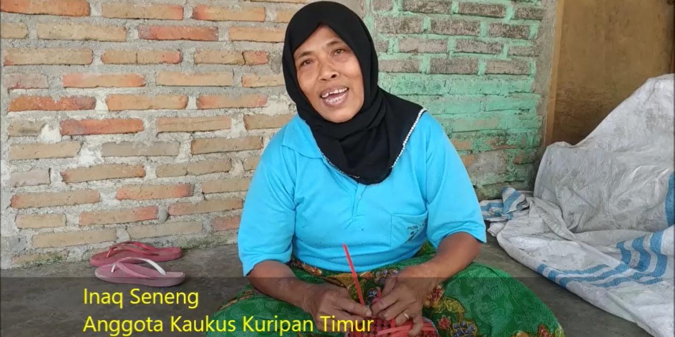 Inaq bekerja sebagai pedagang kaki lima dan menjadi anggota kaukus perempuan bersama anggota lain bergabung dalam pertemuan Musyawarah Rencana Pembangunan Desa. Inaq bekerja sebagai pedagang kaki lima dan menjadi anggota kaukus perempuan bersama anggota lain bergabung dalam pertemuan Musyawarah Rencana Pembangunan Desa.